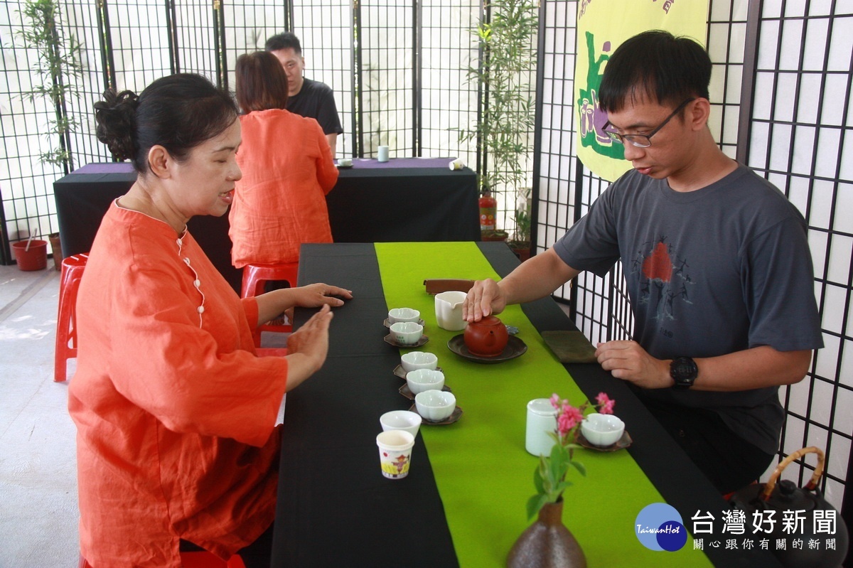 主客易位學泡一壺好茶。(記者扶小萍攝)