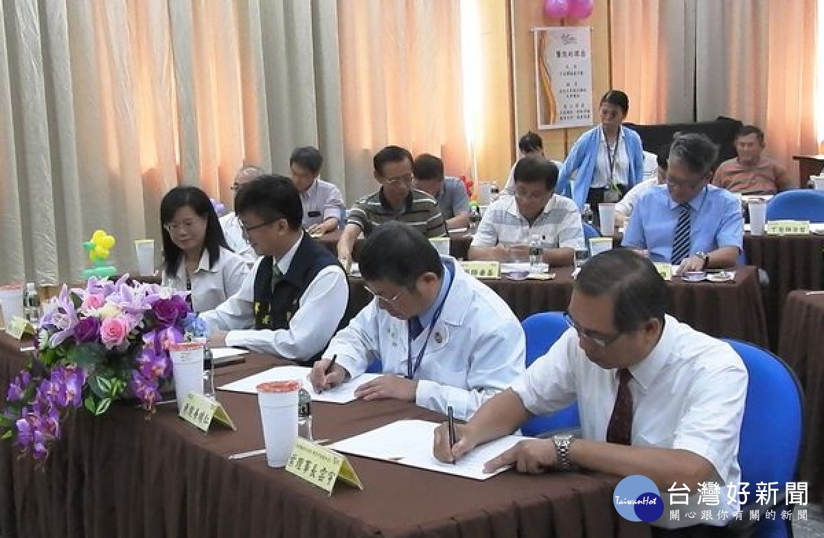 臺大醫院雲林分院為健全健康照護網路，與縣內基層診所簽訂合約，建立有效的「雙向轉診」機制及以互信為基礎的溝通平台。