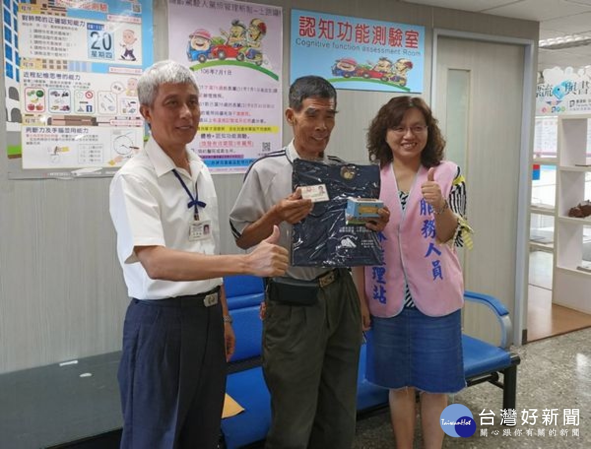 雲林監理站配合雲林縣道安週辦理「樂齡換照一把罩」活動，關懷75歲以上高齡駕駛人換發駕照及宣導行車安全。