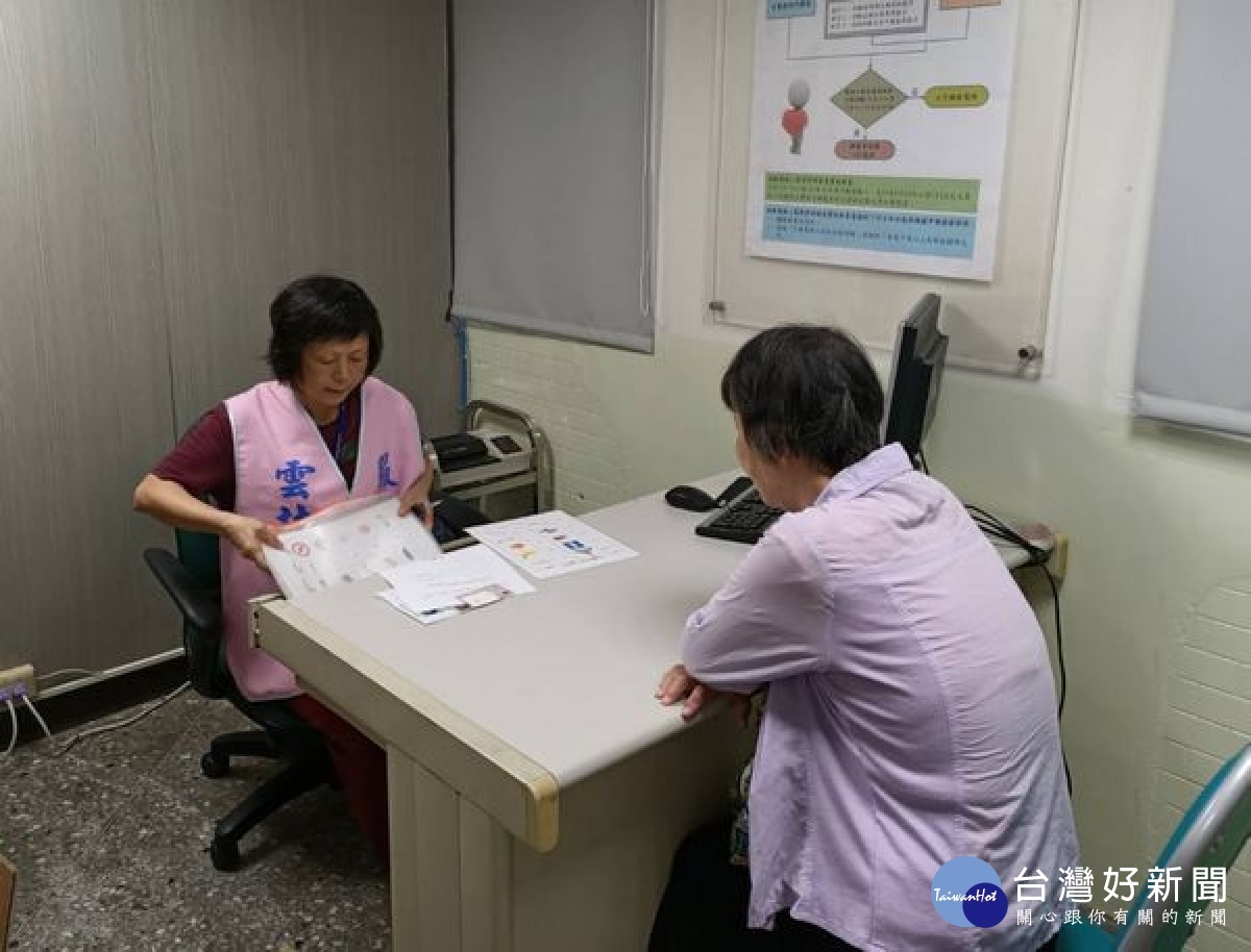 雲林監理站配合雲林縣道安週辦理「樂齡換照一把罩」活動，關懷75歲以上高齡駕駛人換發駕照及宣導行車安全。