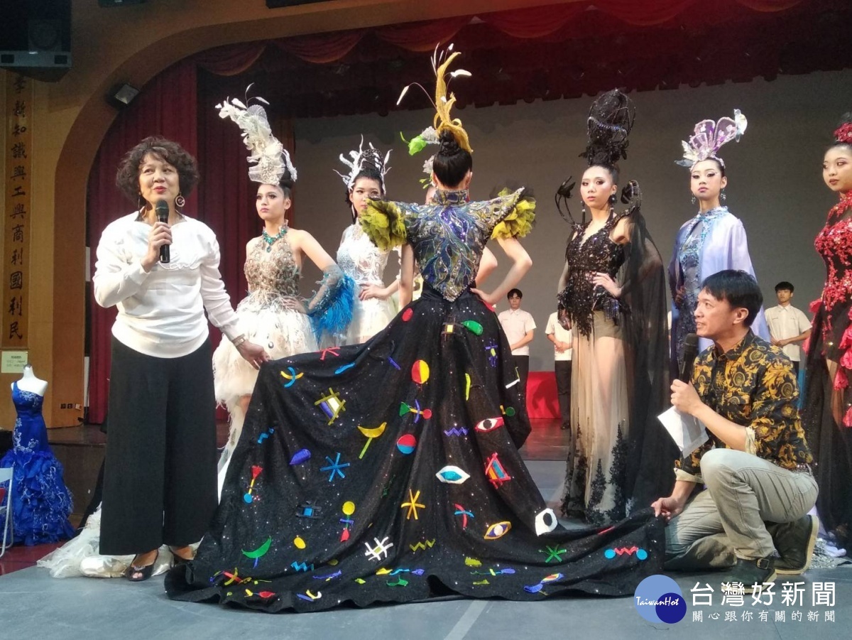 萬能科技大學美妝國際評審林明惠給予現場指導並講評實作同學創意理念。(圖/林鵬程攝)