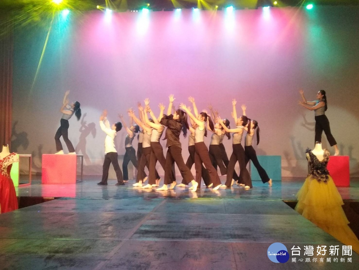 表藝科學生們帶來音樂劇「芝加哥」中的歌曲《All That Jazz》。(圖/林鵬程攝)