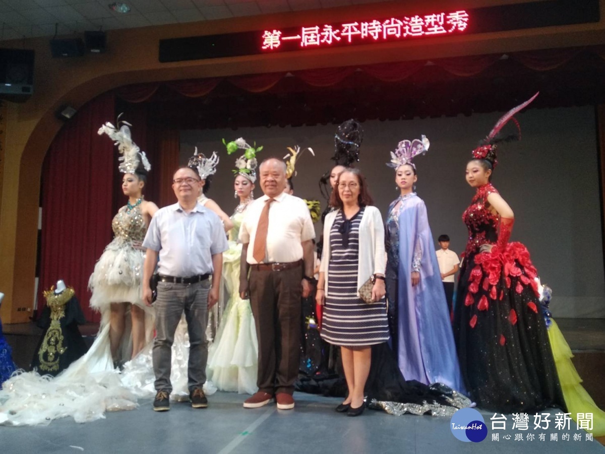 永平工商董事長朱仁才(中)與校長蔣香蘭(右)與模特兒們合影。(圖/林鵬程攝)