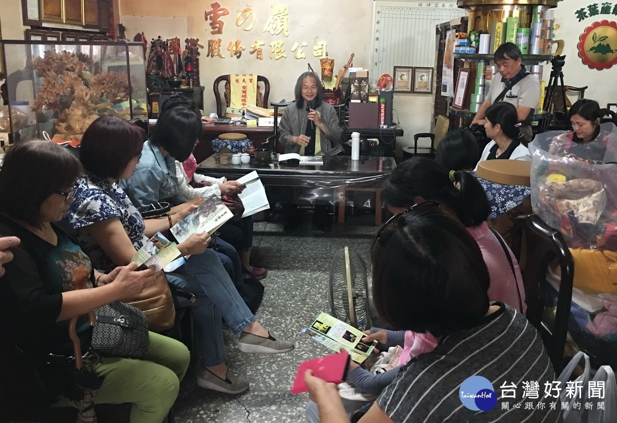 陳錦昌解說南烏龍茶的發展史。(記者扶小萍攝)