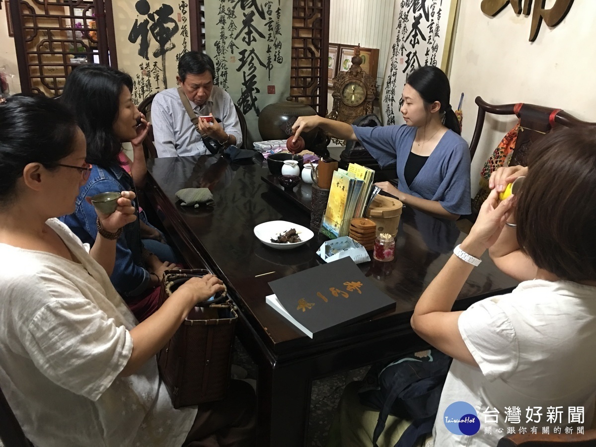 陳建伶泡紫菁靈茶與學員分享。(記者扶小萍攝)