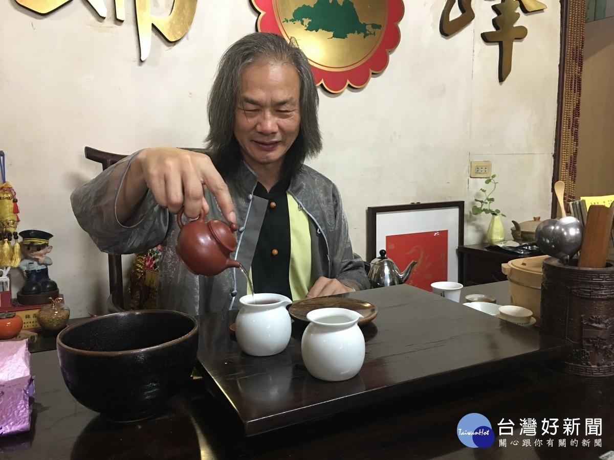 陳錦昌要讓社會大眾瞭解南烏龍茶發展,用心良苦。(記者扶小萍攝)