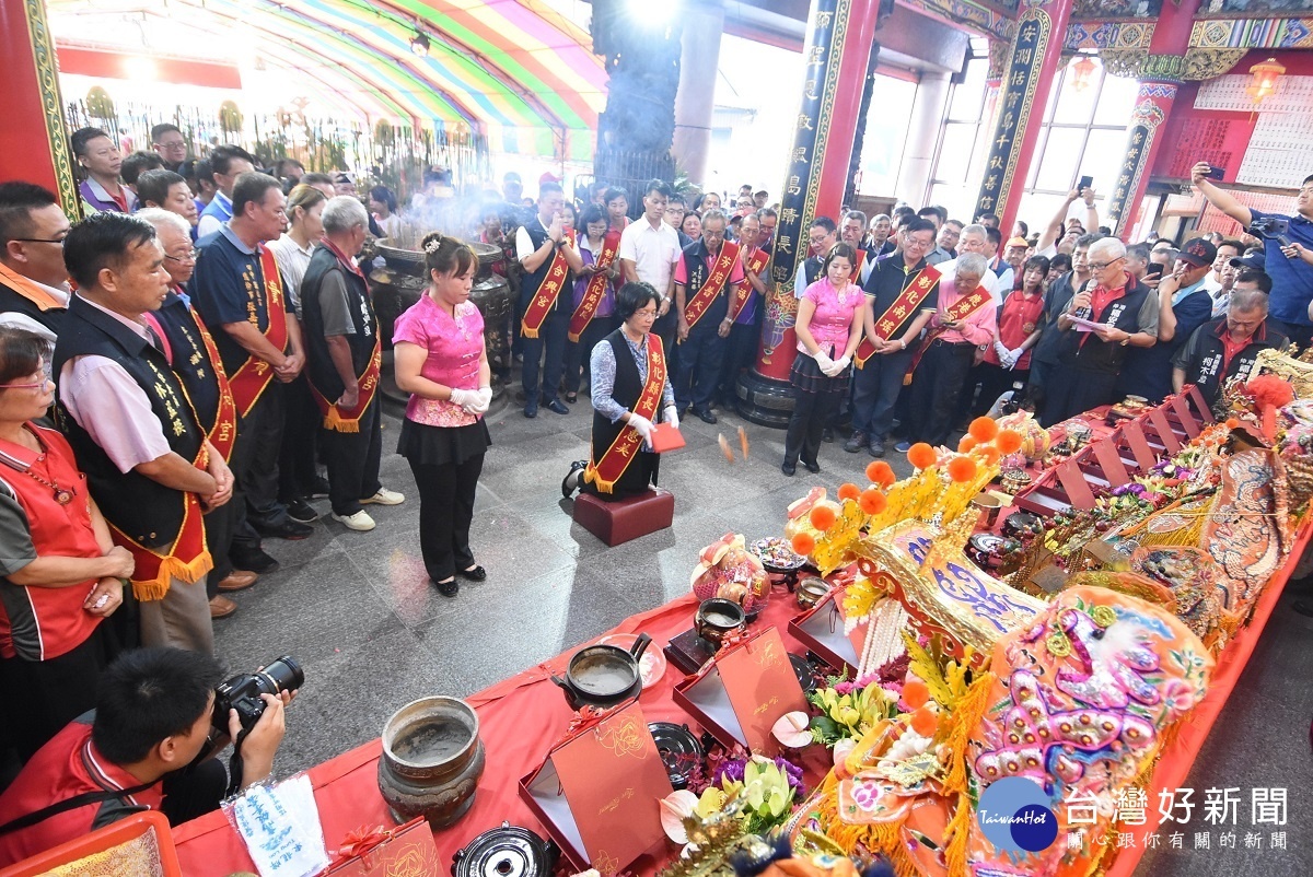媽祖聯合祈福典禮中,縣長王惠美擲筊明年承辦單位宮廟。
