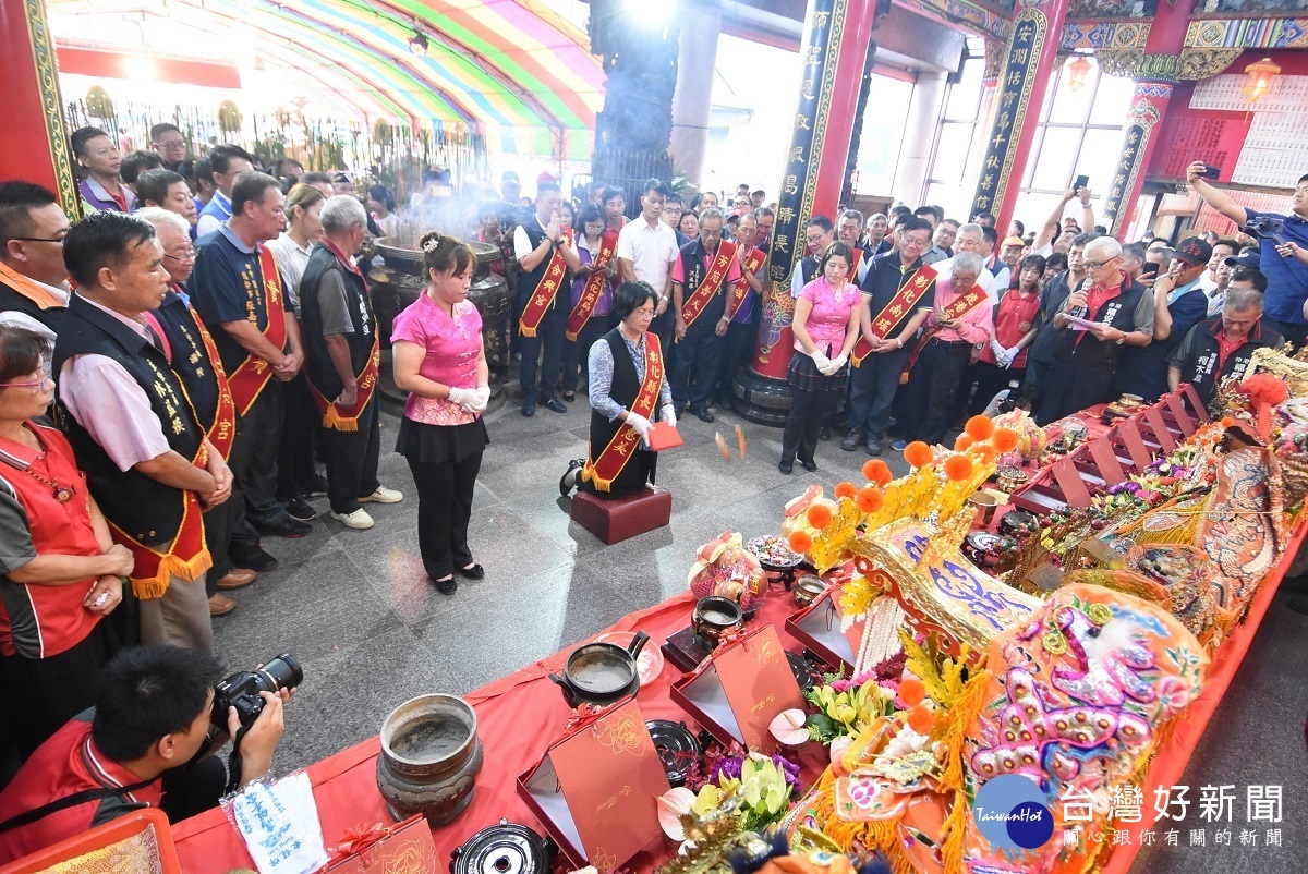 媽祖聯合祈福典禮中，縣長王惠美擲筊明年承辦單位宮廟。