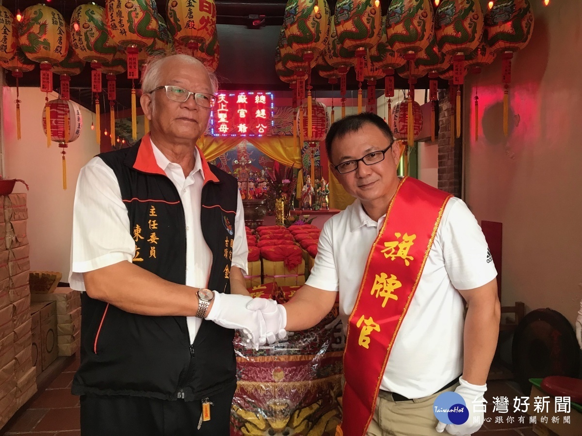 旗牌官吳信賢當選旗牌官,由金唐殿主委陳立國披上紅綵。