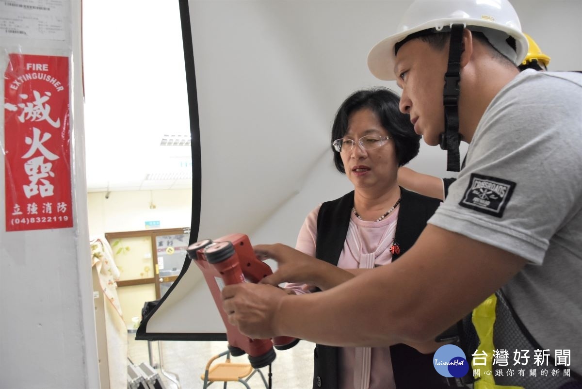 廠商說明橋梁檢測儀器。圖/記者鄧富珍攝
