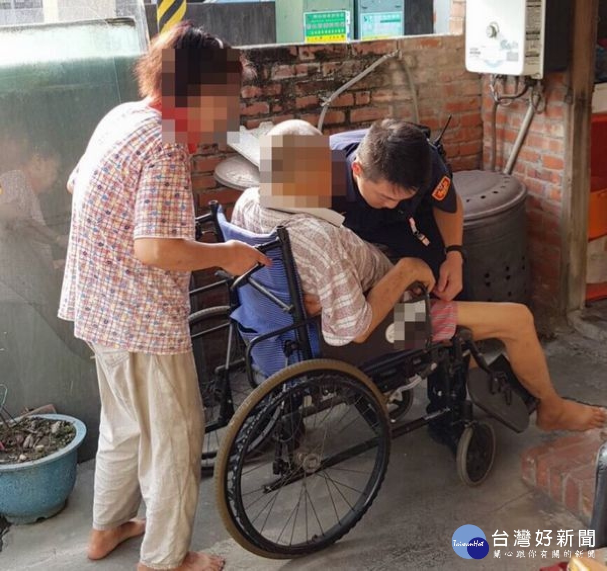 員警黃慶輝協助住在警所附近不良於行的長輩,並時常給予關懷問候,街坊鄰居盛讚警方實在是鄉親的「好厝邊」。