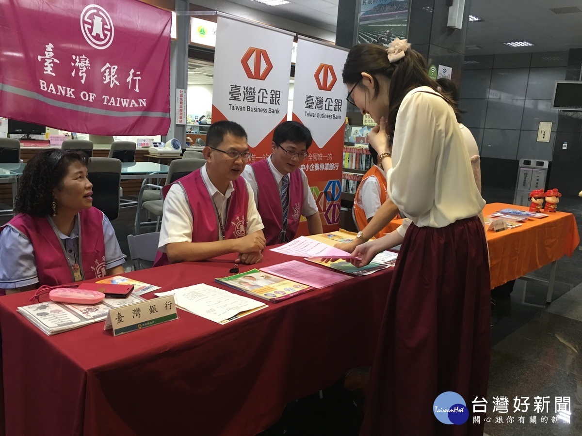 相關銀行都出面說明條件。(記者扶小萍攝)