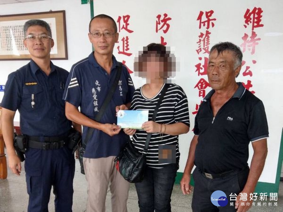 宏仁所轄區民眾因車禍不幸身故,因家境拮据,無力負擔喪葬費用,所長蔡瑞彬等協助通報雲林夜市慈愛組織會,將溫暖及時送到家屬手中。