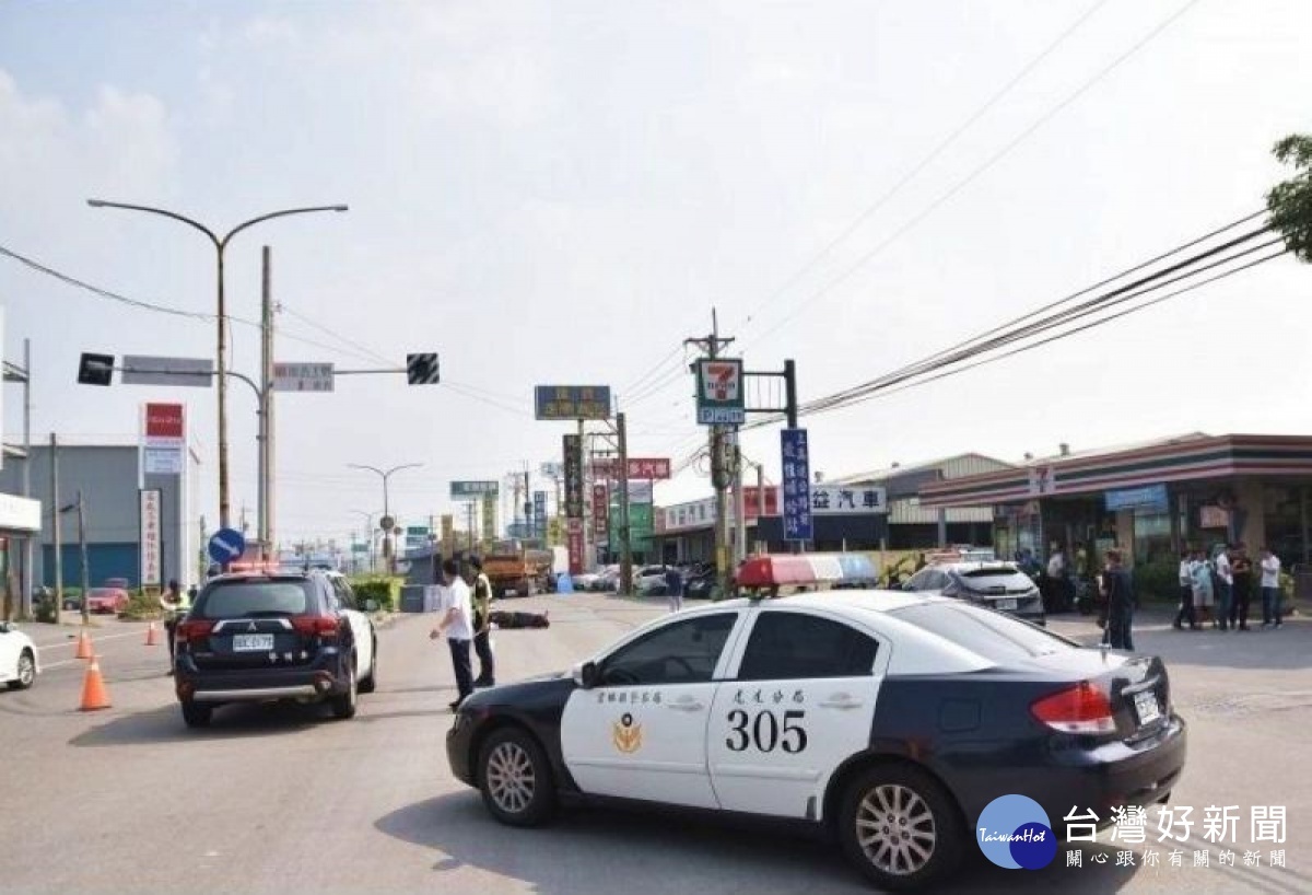 連假期間發生砂石車與機車交通事故，機車騎士為閃避貨車，摔倒於車道上，遭後方砂石車輾過，造成二人當場死亡，警方特編排勤務加強取締。