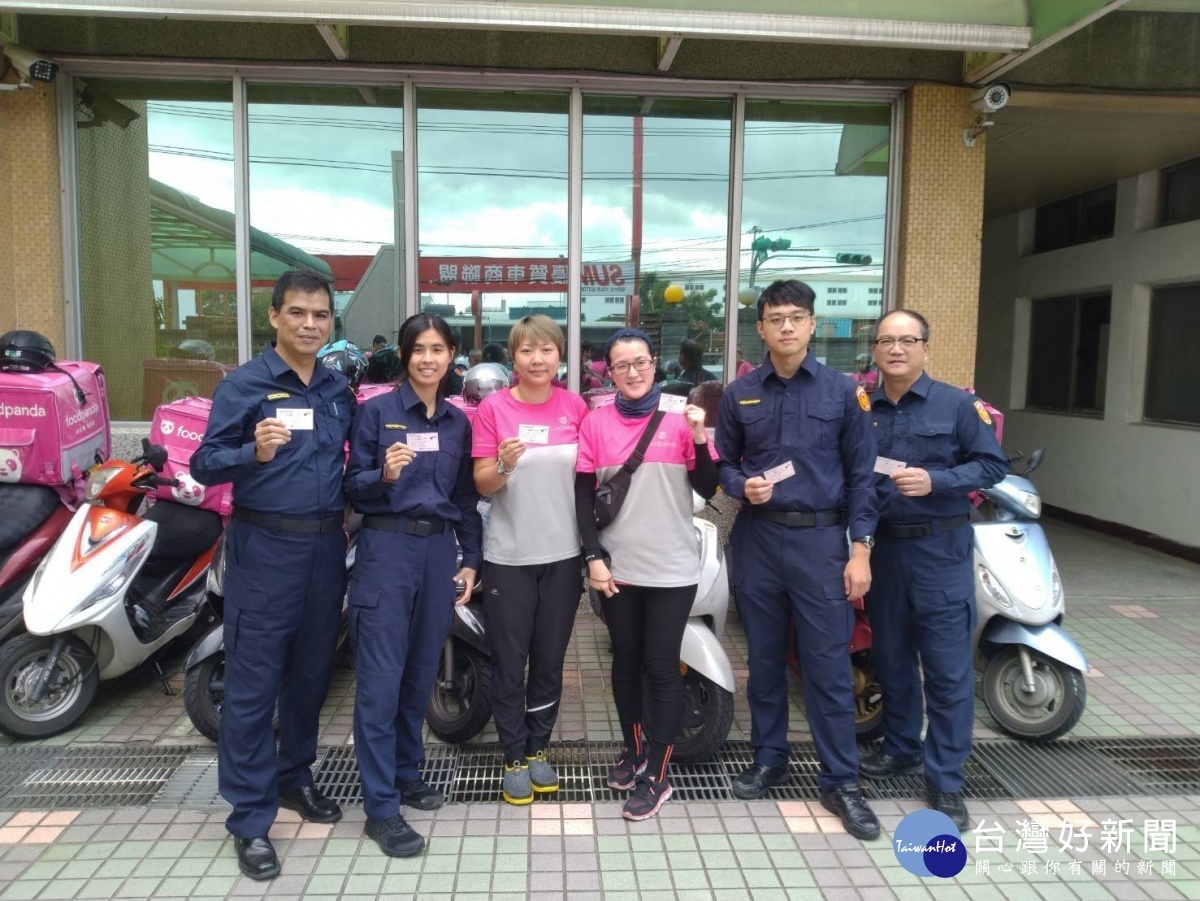 美食外送員業者發起送愛心餐到八德教養院活動,業者自發性動員外送員力量關心弱勢,替社會盡一份心力。