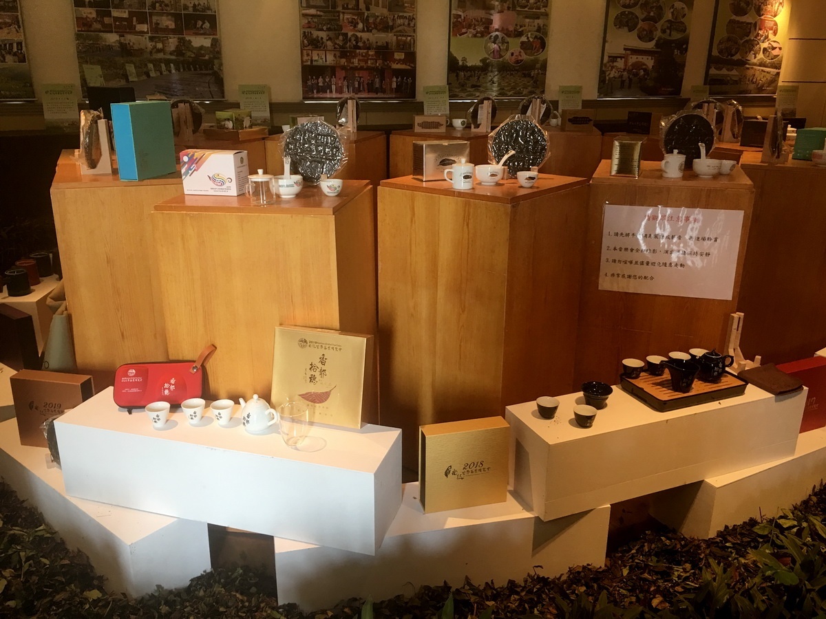 回顧展中有歷年來的茶餅茶器紀念品。(記者扶小萍攝)