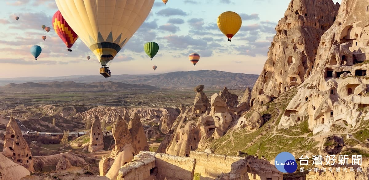 到土耳其卡帕多奇亞一定要乘坐熱氣球，俯瞰奇石造景區。（圖／喜鴻假期提供）
