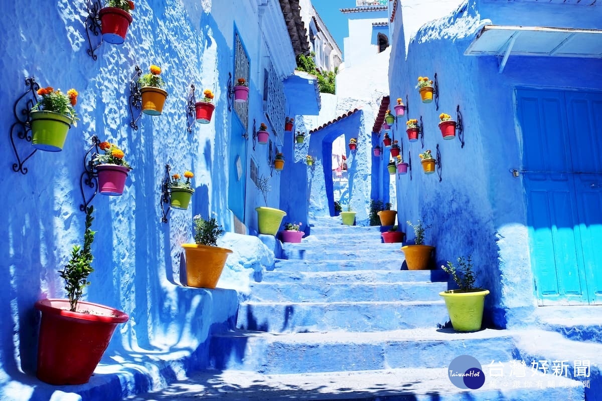 「契夫蕭安所有建築通通都由深淺不一的藍色構成，是摩納哥最特別的小城。（圖／喜鴻假期提供）