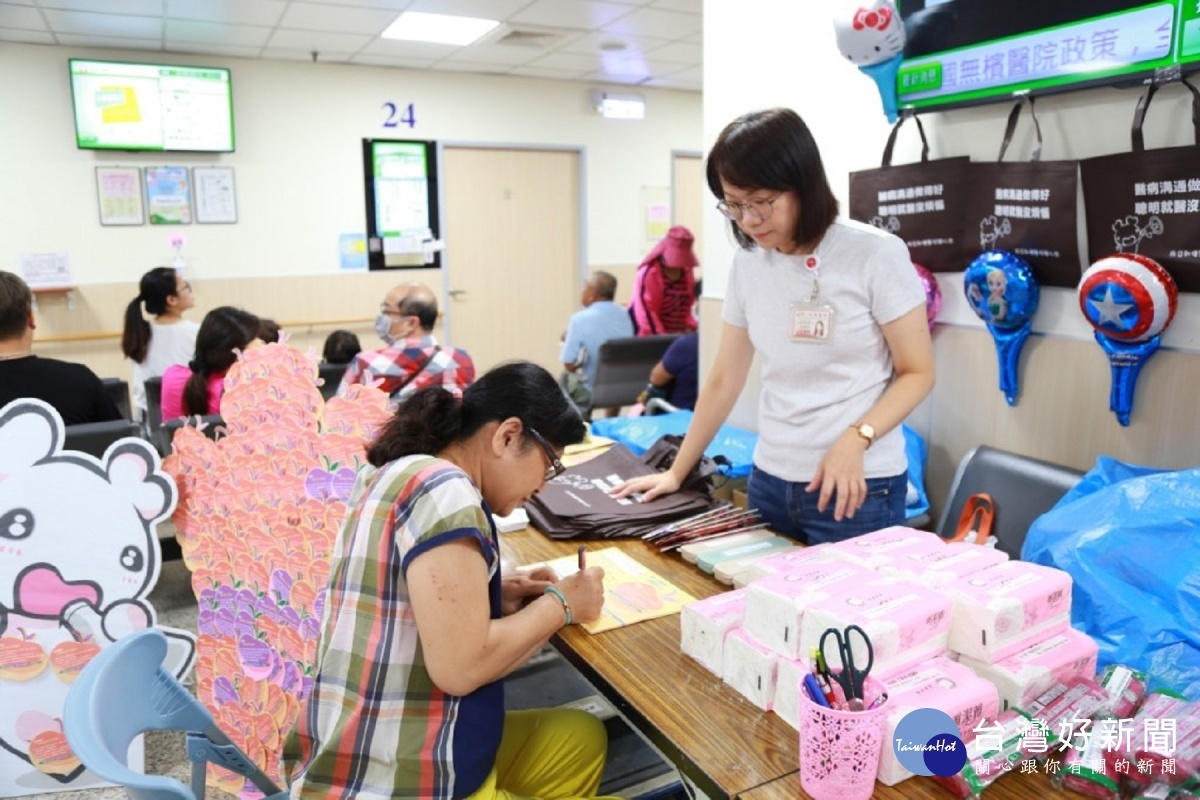 民眾一同簽屬安全週響應卡。