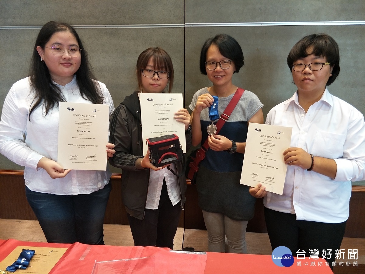 林睿琳教授指導學生魏慈育、施雅欣、吳易姍、呂淑惠等人研發的「寵物外出袋」得到銀牌獎。圖/記者鄧富珍攝