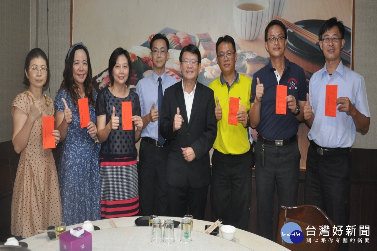 陳昆和市議員頒發獎助學金給7所國小。