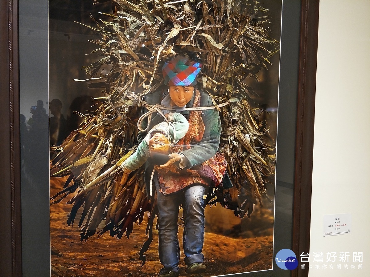 彰化縣第20屆磺溪美展全興獎得獎作品「母愛」。圖/記者鄧富珍攝