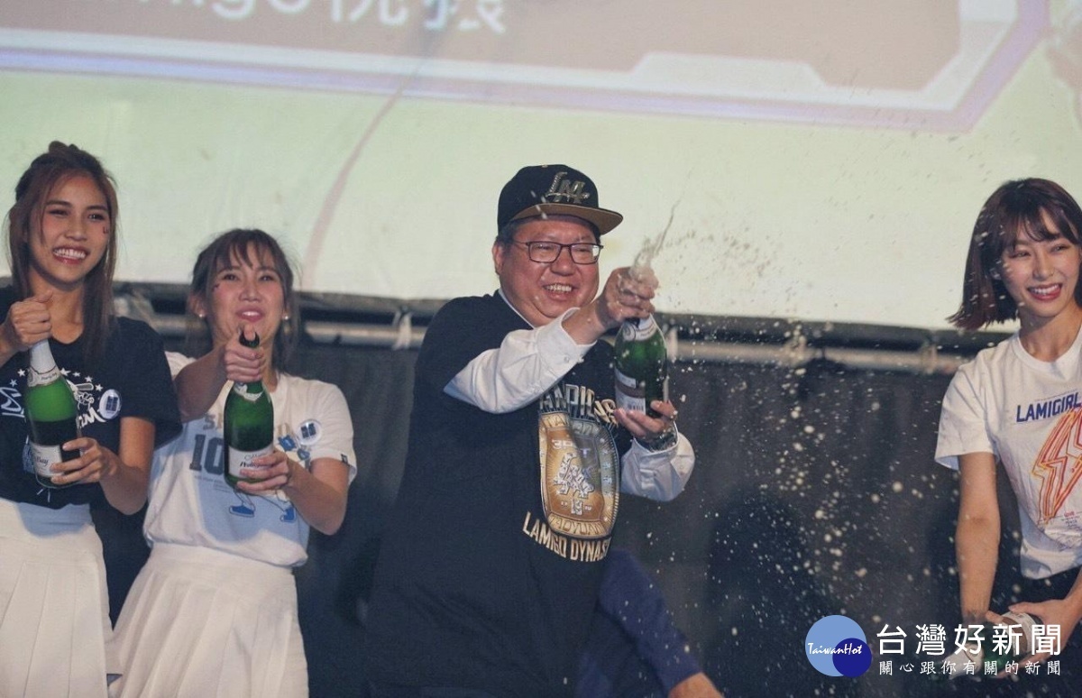 鄭市長預告,本周日將有三連霸封王大遊行,市政府與Lamigo桃猿隊會一起規劃,讓市民一起分享桃猿男兒的光榮。