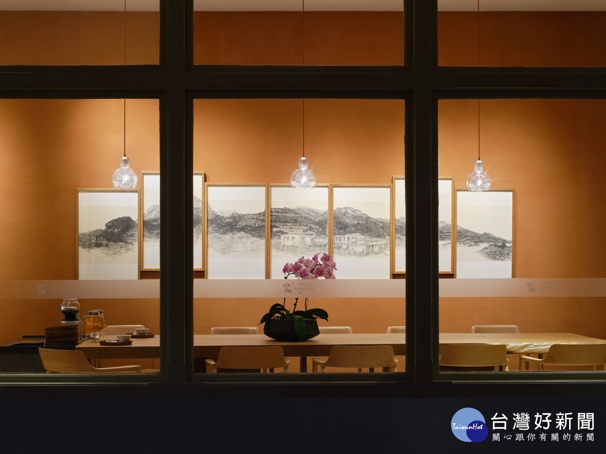 新加坡門市仍採用八卦山紅土牆面懸掛名家創作。(微熱提供)