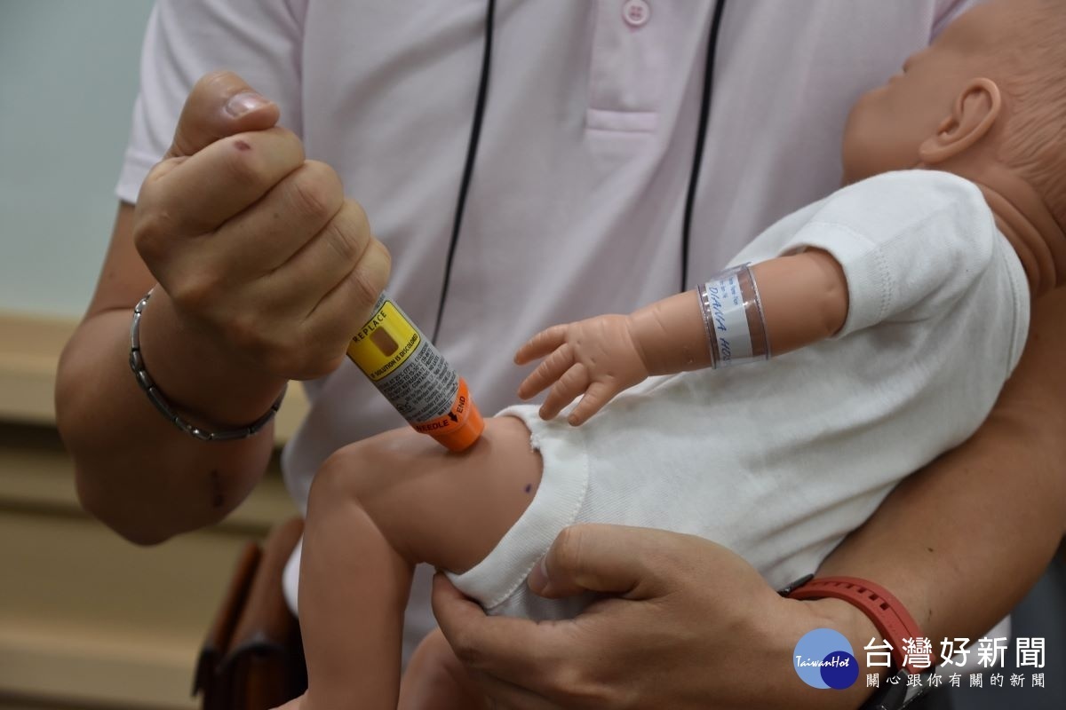 腎上腺素自動注射器(EpiPen autoinjector),使用方式直接注射於嬰幼兒大腿外側示意圖。圖/記者鄧富珍攝