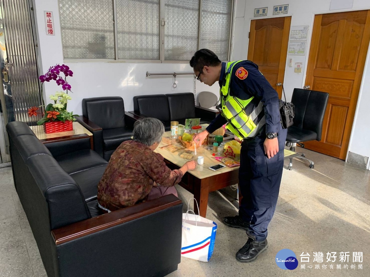 羅姓老嫗走失,大溪永福派出所細心照顧下,由其家屬領回。