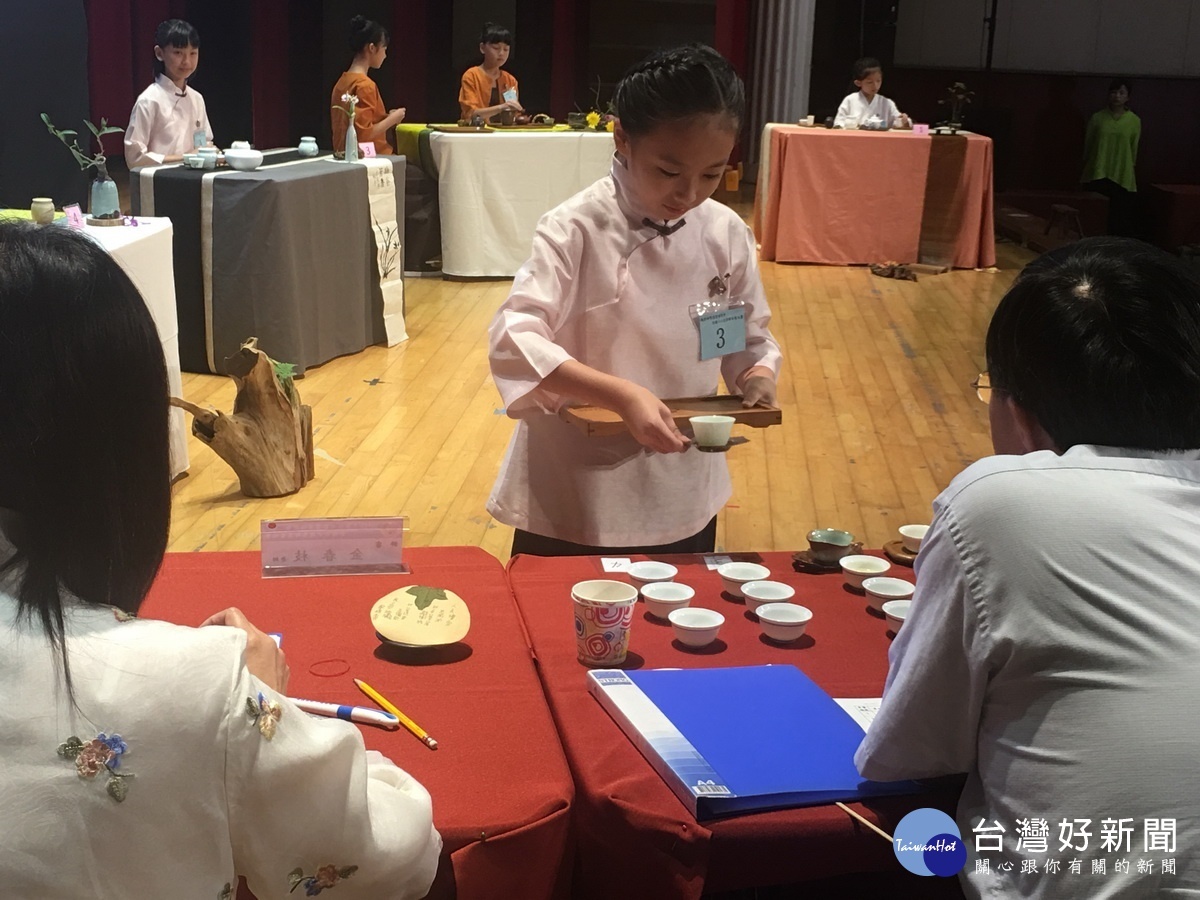 茶侶請評審品評。(扶小萍攝)
