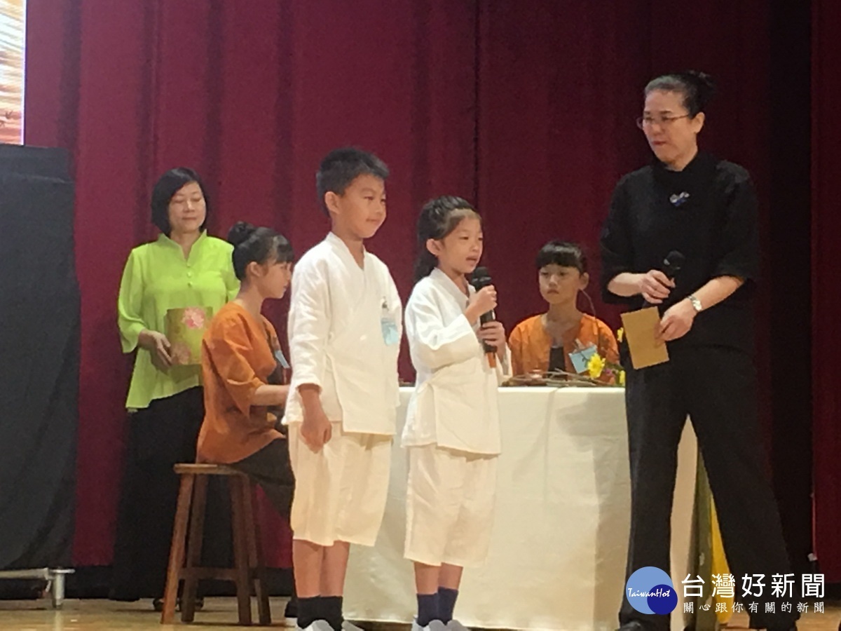 這位小朋友才國小二年級,對答如流。(記者扶小萍攝)
