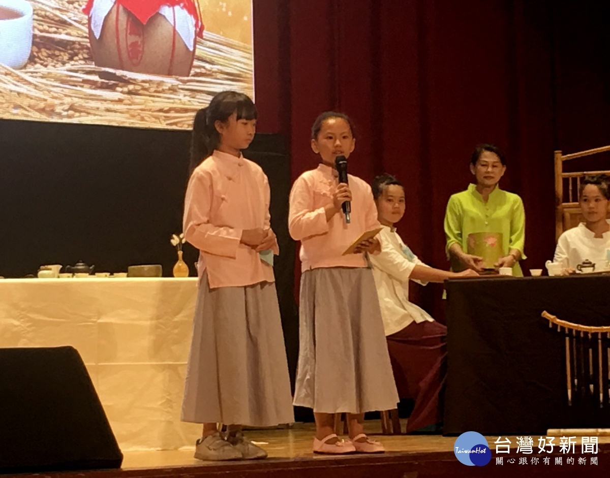 茶藝問答均當場抽籤決定內容。(記者扶小萍攝)