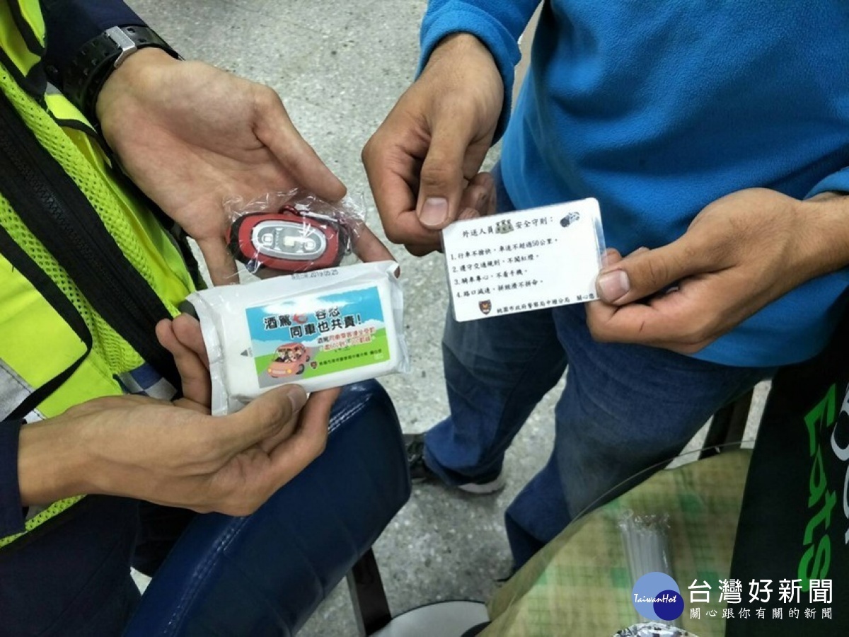 中壢派出所員警遞上扣環式LED閃光警示燈及濕紙巾,期盼他騎車工作時能注意行車安全。