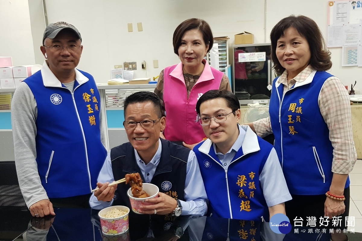 桃園市議員劉安祺服務處遭到槍擊,國民黨團送上豬腳麵線為他壓驚過運。