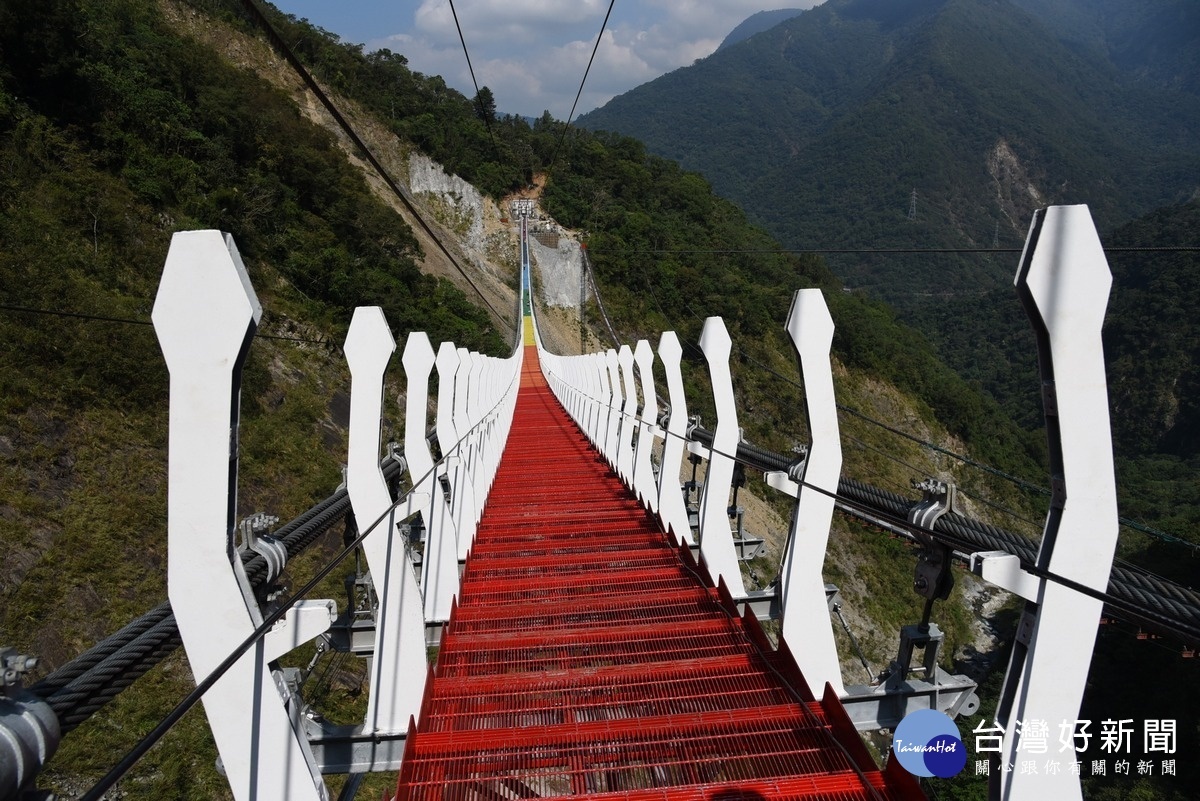 雙龍瀑布七彩吊橋橋面已經鋪設完成。
