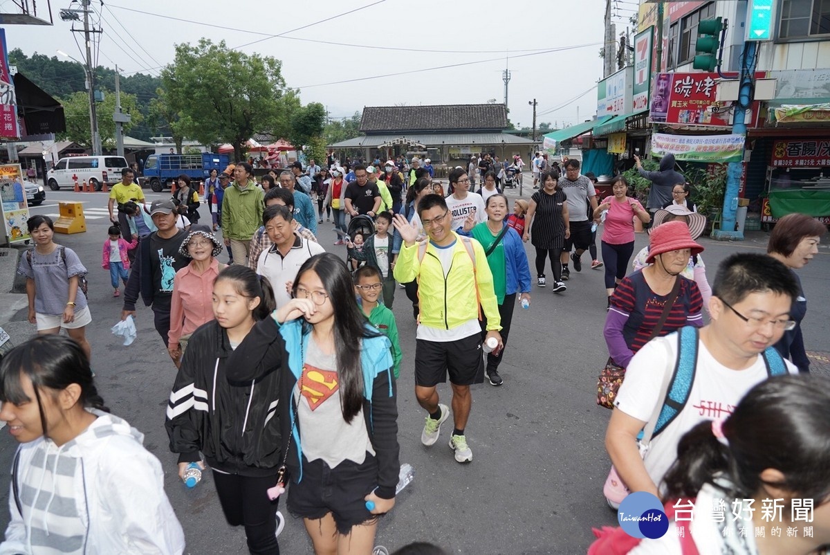 參加我愛集集綠色隧道齊步走的民眾快樂出發了。