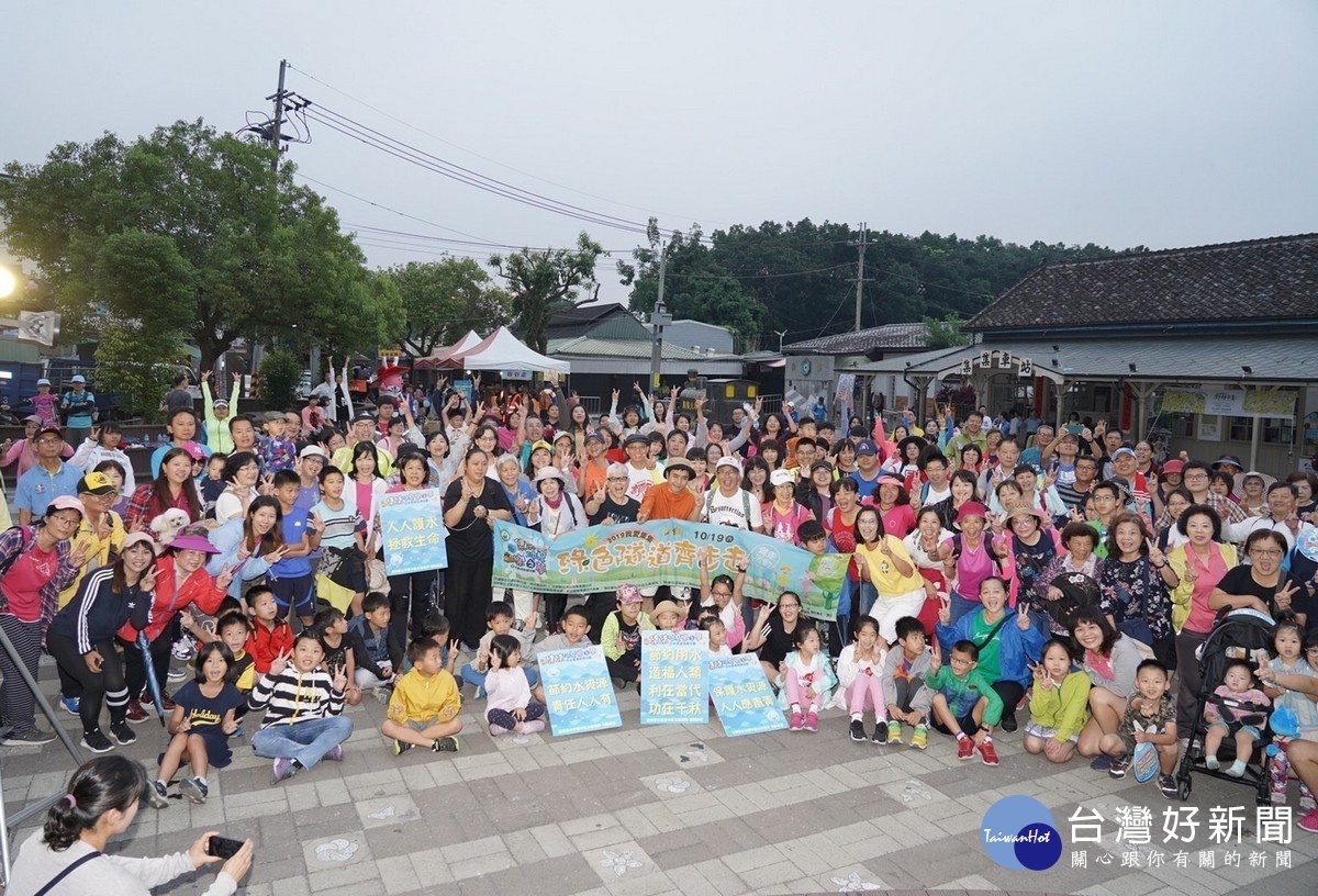 來自全國各地的300位民眾，在集集火車站前廣場集合，參與集集綠色隧道齊步走活動。