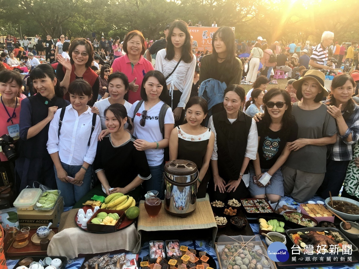 這群正妹準備不少精緻美食。(記者扶小萍攝)
