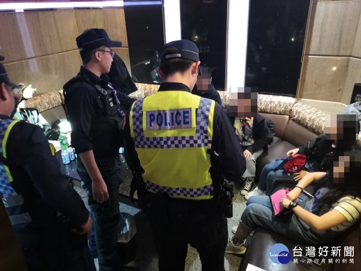 中壢分局長劉印宮帶領中壢分局員警,針對轄內疑似幫派堂口及易生治安問題場所展開掃蕩臨檢。