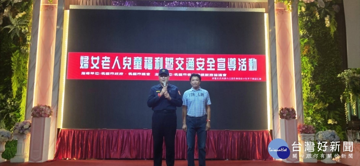 中壢警分局結合「桃園市桃友關懷服務協會」舉辦活動之際,前往轄內餐飲處所實施交通安全宣導。