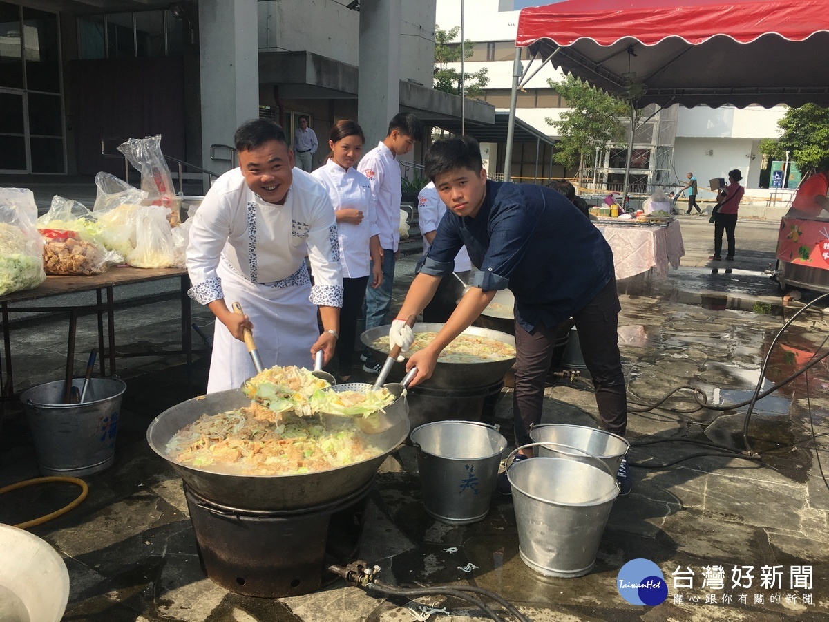 每一鍋都是大廚和師生的精心烹製美食。（記者扶小萍攝）