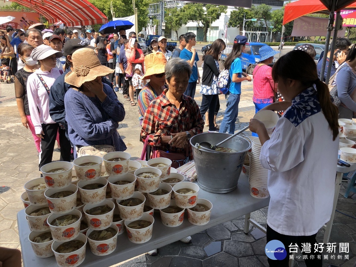 民眾排隊品藥膳鍋。（記者扶小萍攝）