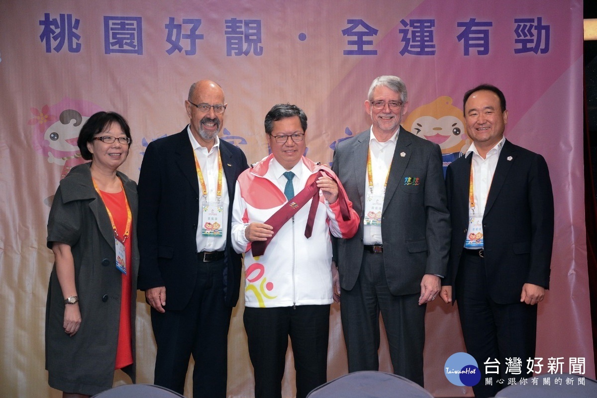 「108年全國運動會市長晚宴」中，桃園市長鄭文燦接受外國體育會委員致贈領帶。