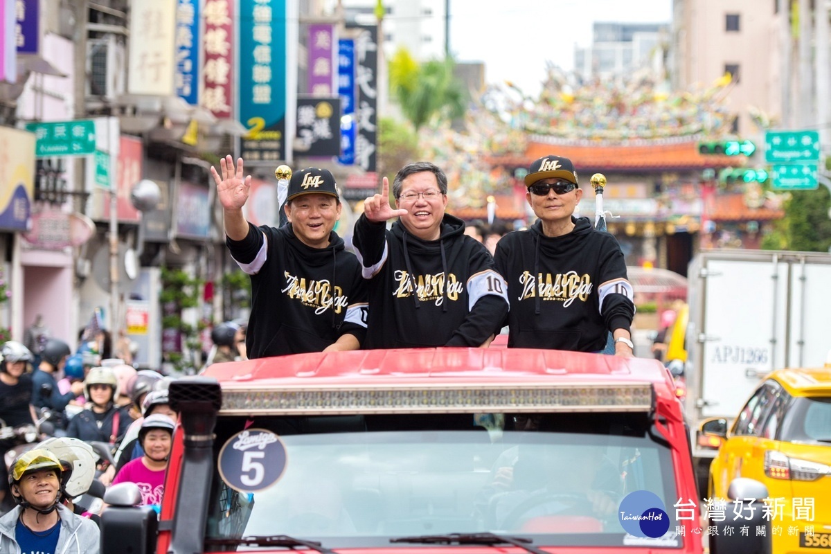 桃園市長鄭文燦陪同Lamigo桃猿隊在桃園市區進行「封王大遊行」。