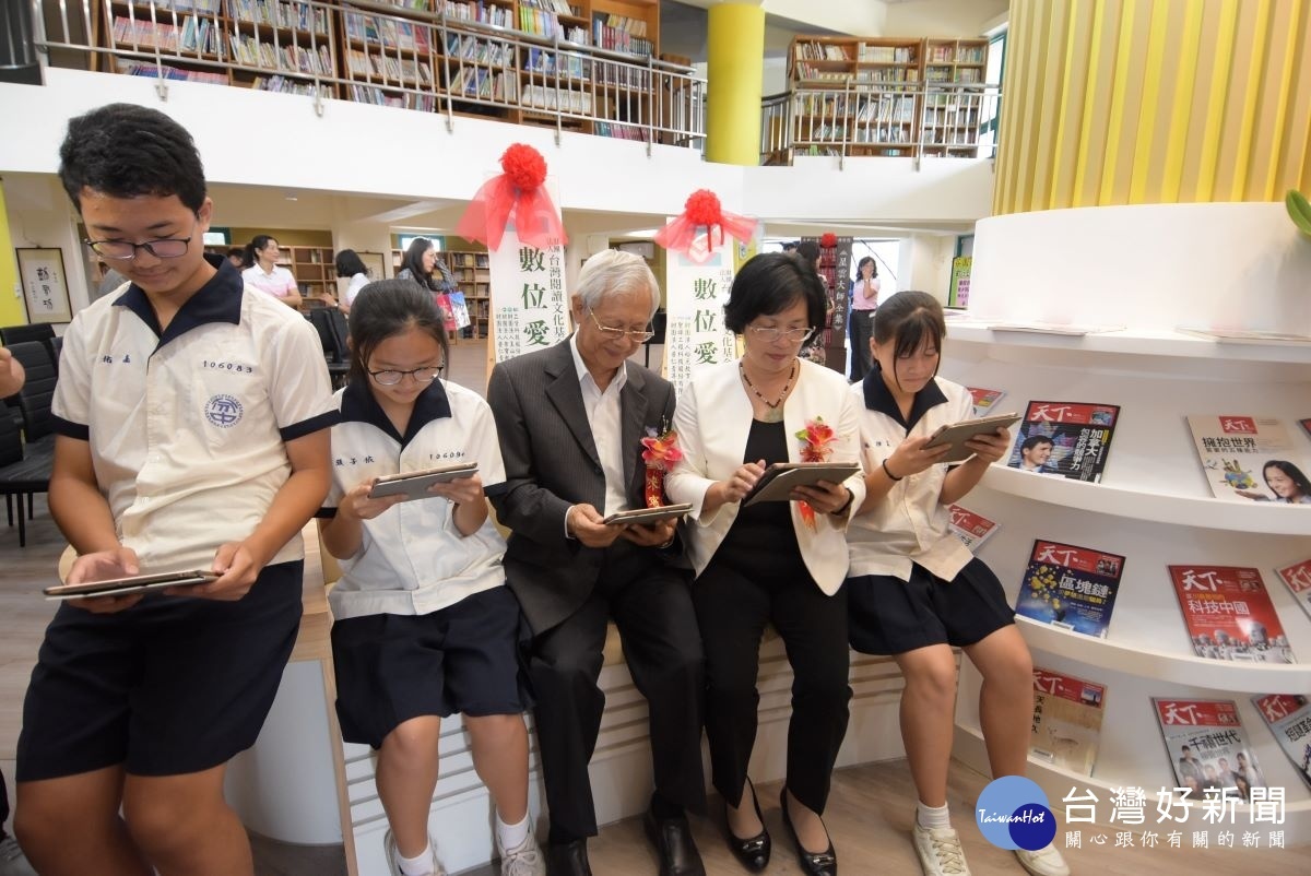 「數位愛的書庫」揭牌典禮，縣長王惠美與小朋友一起閱讀。