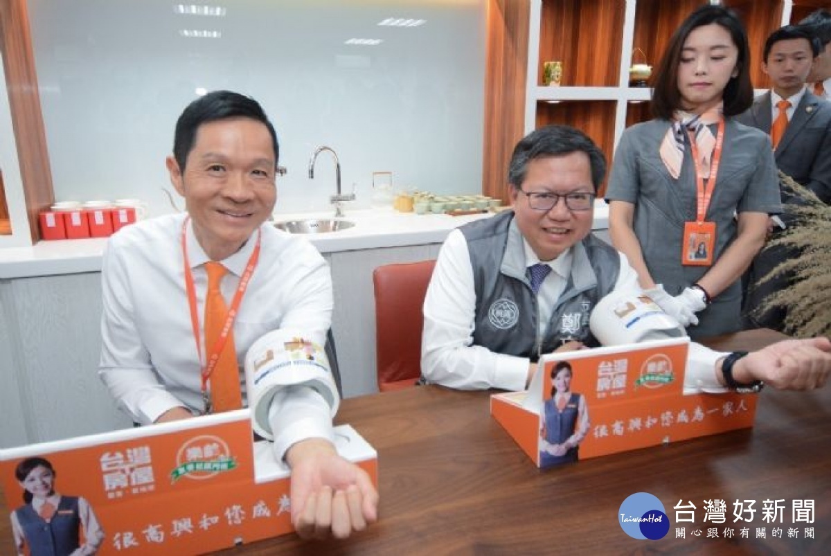 鄭市長與台灣房屋集團首席總經理彭培業一同體驗全功能血壓計