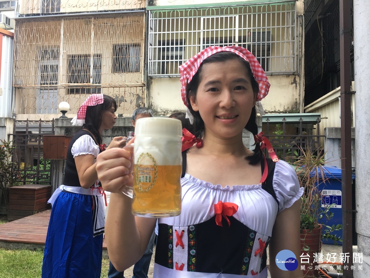 德國啤酒和台灣啤酒一樣好喝爽口乾杯!(記者扶小萍攝)※【台灣好新聞】提醒您 開(騎)車不喝酒 喝酒不開(騎)車!※