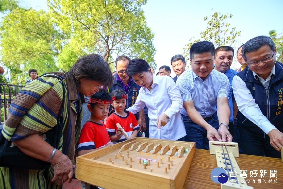 盧市長和小朋友一同玩彈珠等童玩遊戲