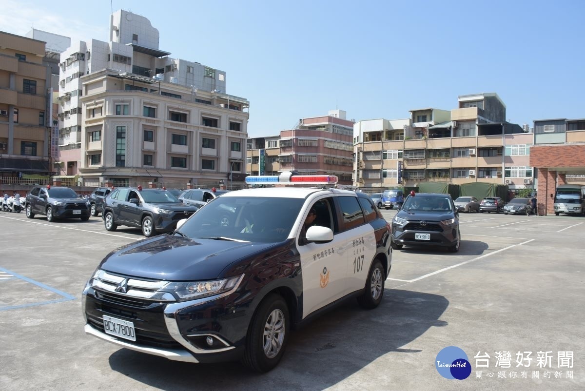 新購警車在警察局授車典禮後，陸續上路．圖／記者鄧富珍攝